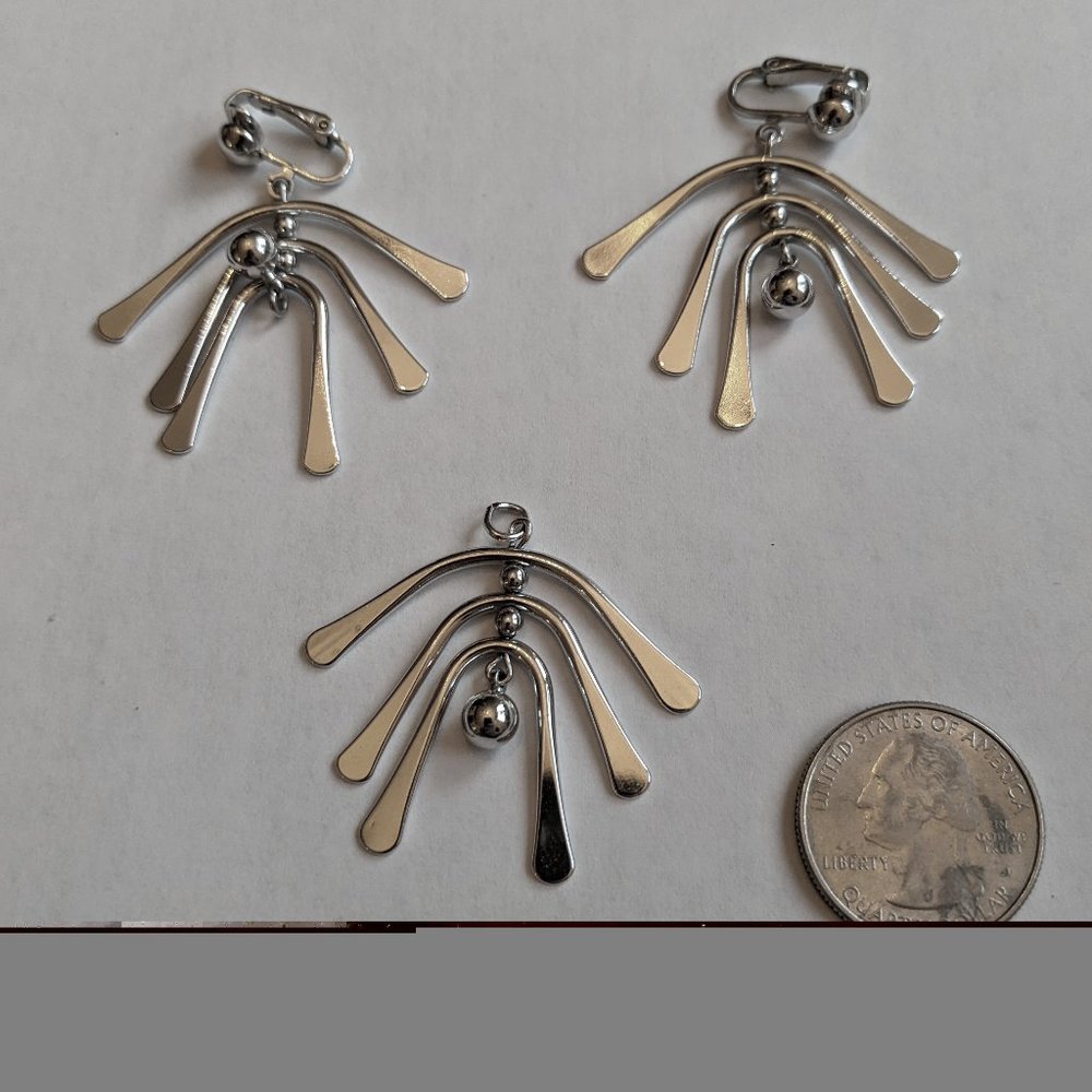 Pendent and earing set